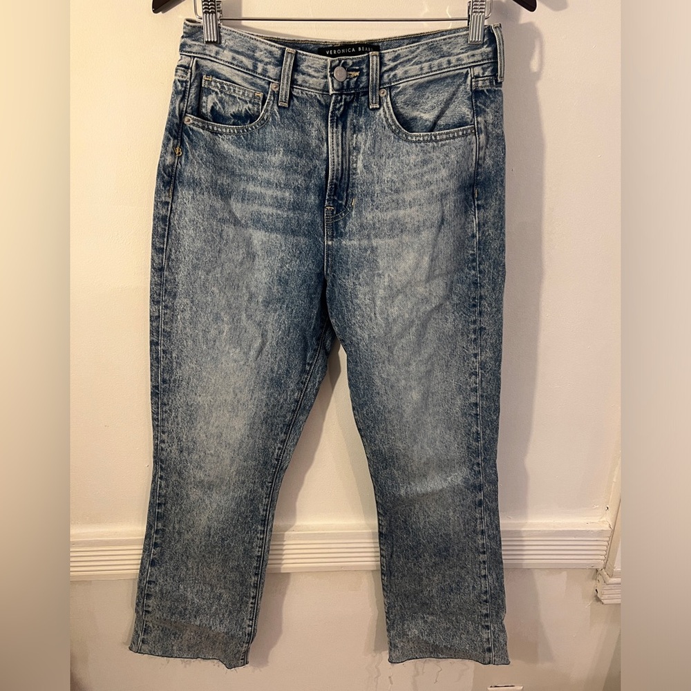 Veronica Beard acid wash denim jeans.  Slight fringe at bottom. Size 27